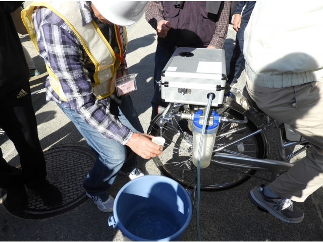 自転車を使い、飲める水へ