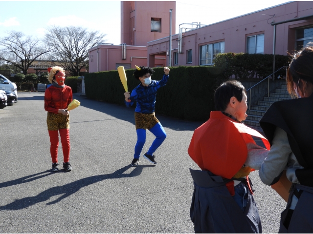 鬼に向かって豆まき！