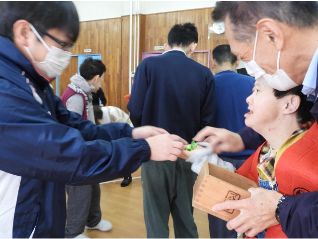 豆、、、手渡し？