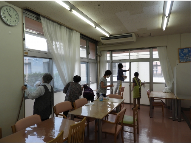 食堂内の窓ガラスもピカピカです。