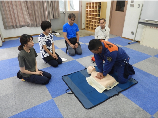 胸骨圧迫（心臓ﾏｯｻｰｼﾞ）のお手本です