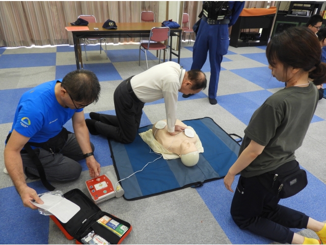 人を入替て心肺蘇生を続けます