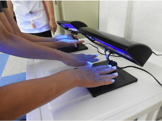 ブラックライトを当てると白く光る部分が汚れです