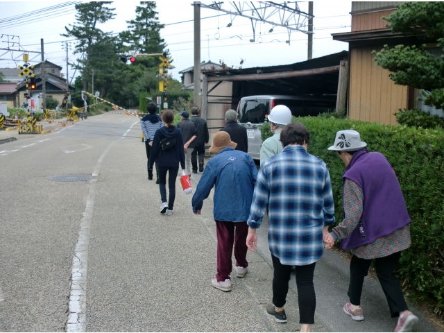 踏切は凸凹ですので気を付けて渡ります