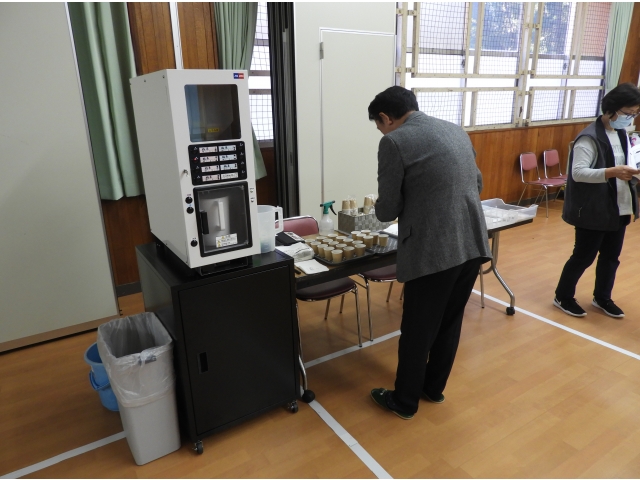 とろみサーバー機でお茶を作っています