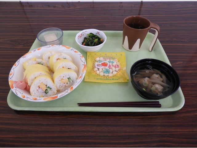 鬼退治が済んだら、皆で恵方巻を食べました！！