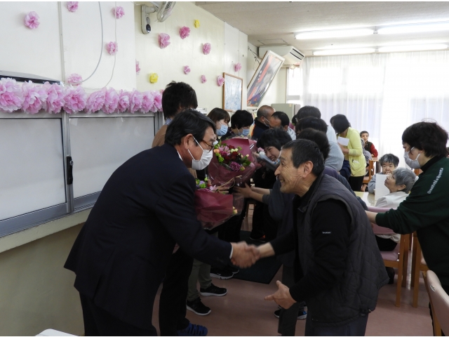 利用者さんから職員へ花束贈呈です