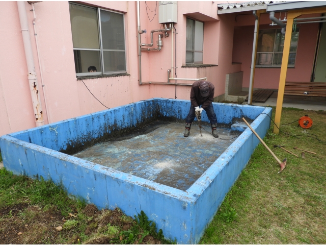 はつり機を使って穴をあけていきます