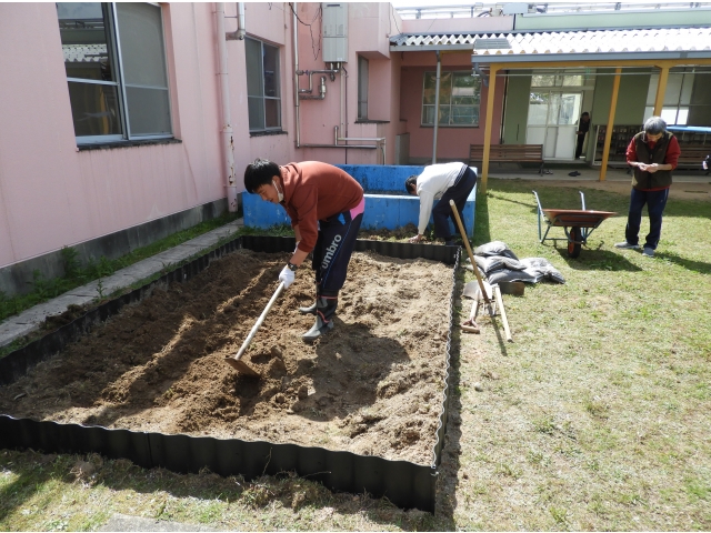 腐葉土まぜまぜ