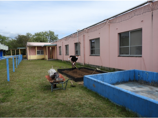 頑張って畝を作ってます