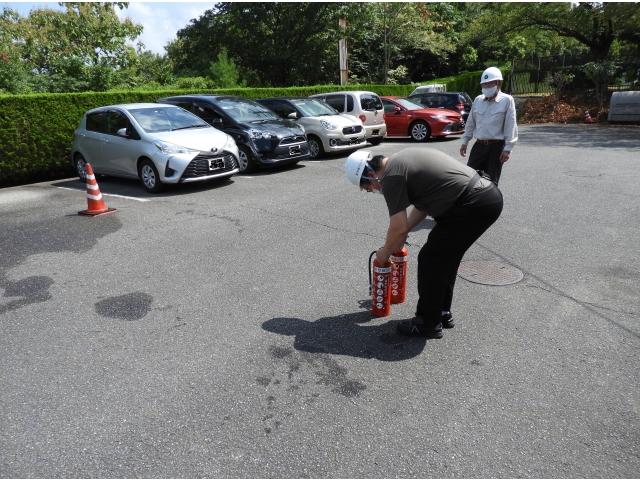 大きな声で「火事だ」と叫んで、消火器の準備です