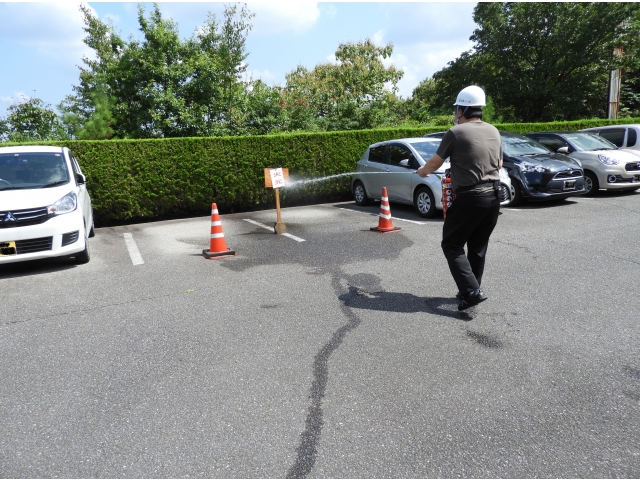 ホウキで掃くような動きで火元に近付きます