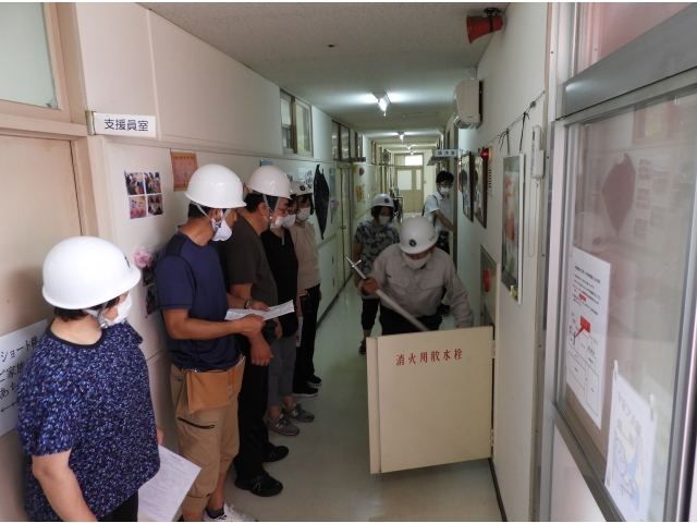 消火用散水栓からホースを取り出します