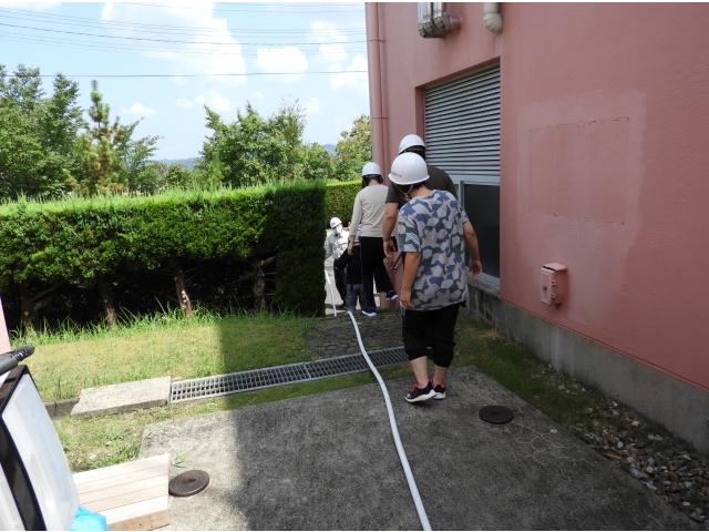 取り出したホースを駐車場までズリズリズリと引っ張り出します