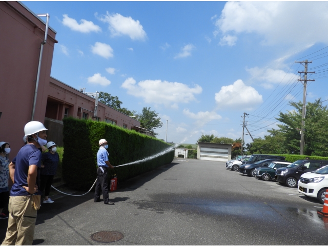 放水開始。空が綺麗で虹が出そうです。