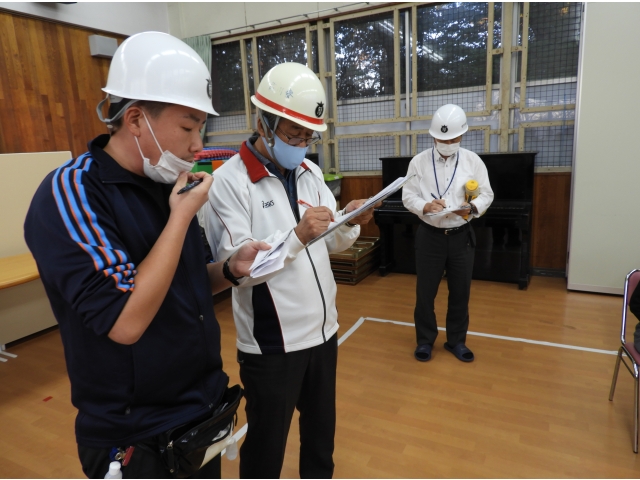 人員全て避難完了。
隊長に報告します。