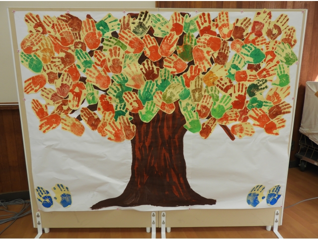 皆の手形で作った紅葉です