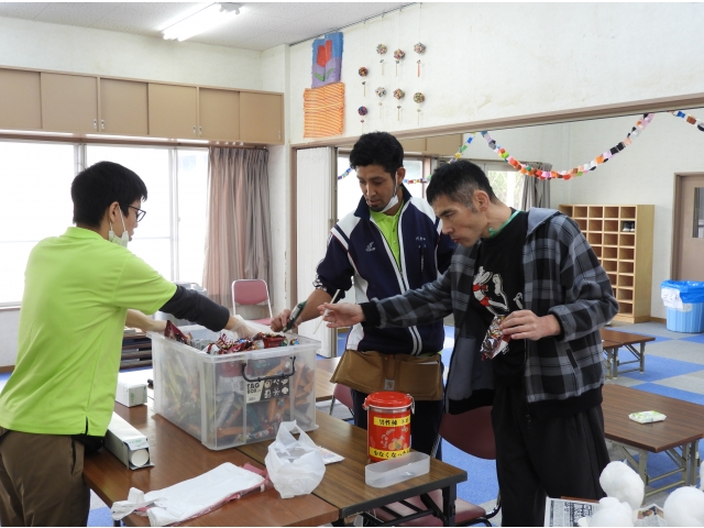 いっぱいお菓子をつかむぞ