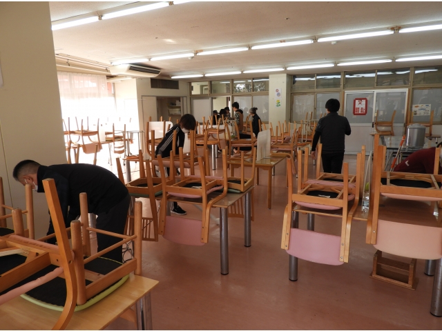 まずは、椅子を上げて