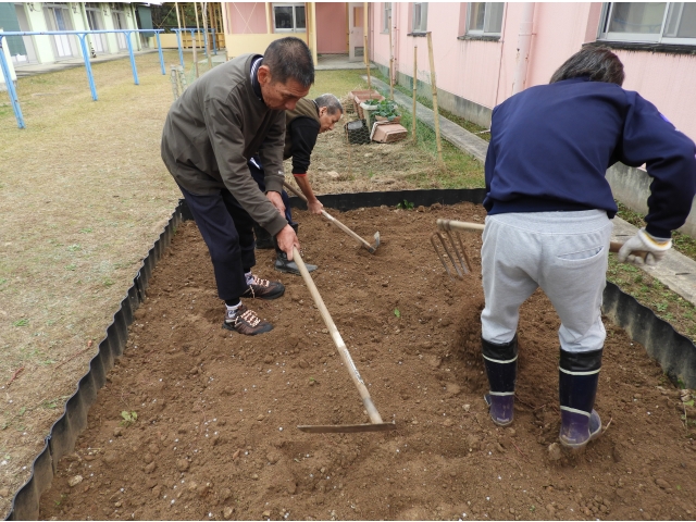 まずは土をほぐしていきます。