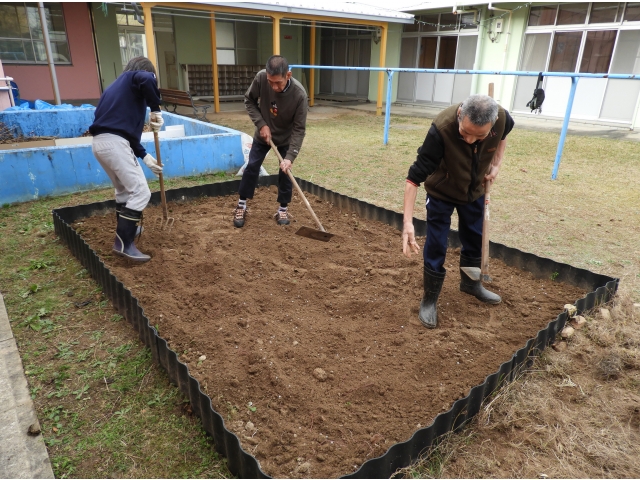 お二人の利用者さんが手伝ってくれています。