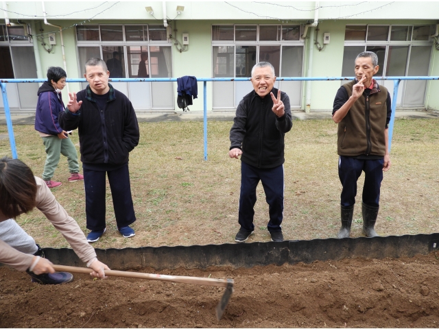 畝造りの合間に記念写真