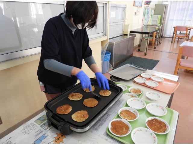 パンケーキを焼くのは職員で