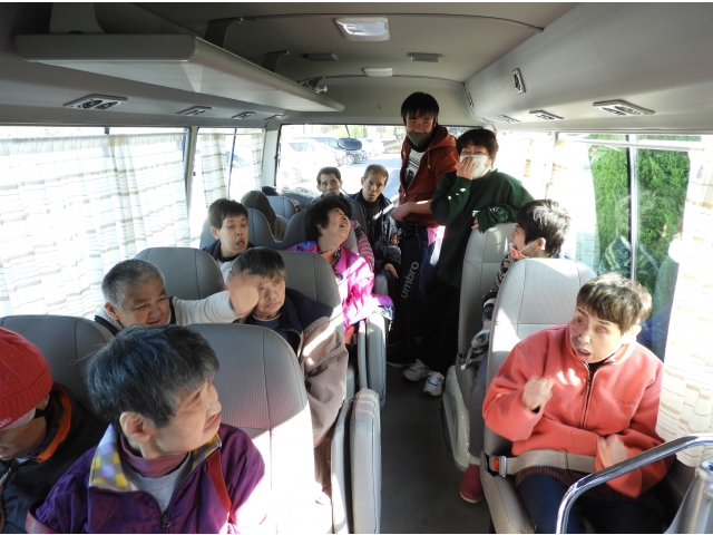 マイクロバスに乗り込んで出発だ