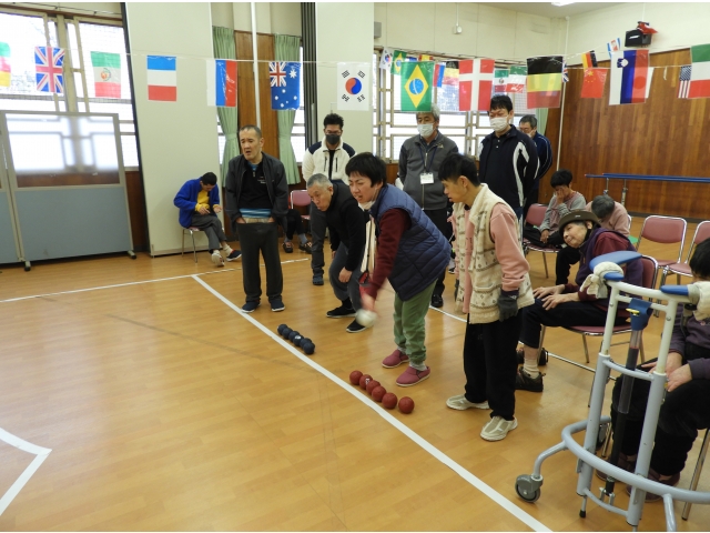 ジャックボール（目標球）をポイッ