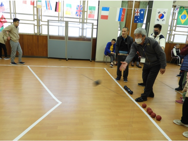 所長さんもポイッ