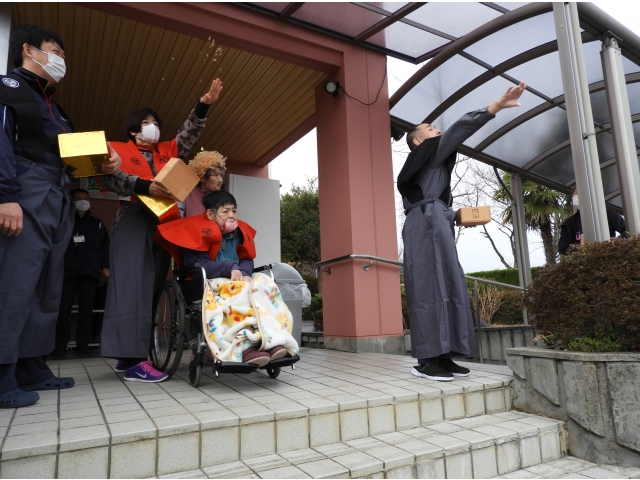 「鬼はそと～！福はうち～！」