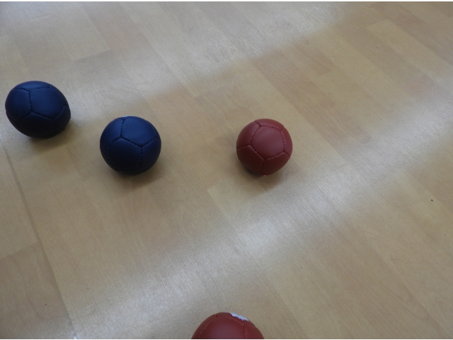 赤と青のボールの間を通していくーー