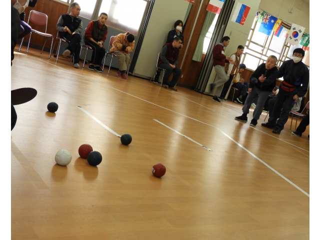 壁ボールにぶつけて近づける作戦で臨んでいきます