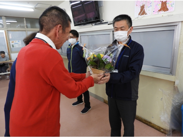 利用さんから花束贈呈（1）