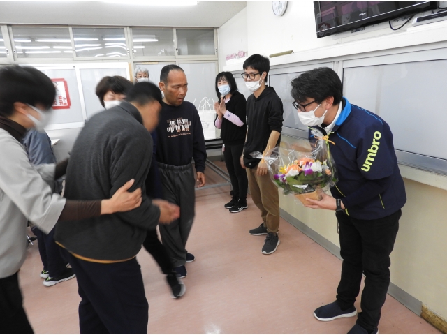 利用者さんから花束贈呈（2）