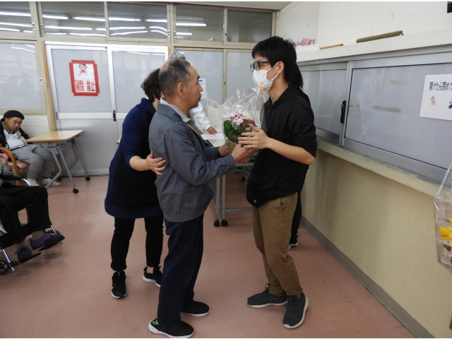 利用者さんから花束贈呈（3）
