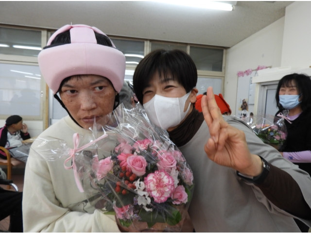 利用者さんから花束贈呈（4）