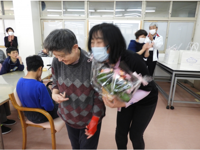 利用者さんから花束贈呈（5）