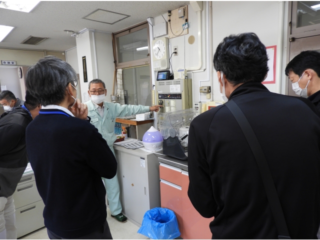 放送機器で避難誘導の放送が入ります