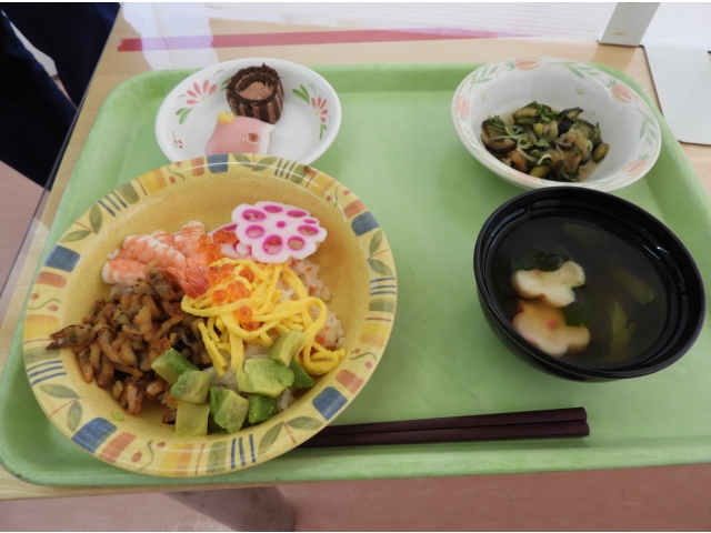 色鮮やかなちらし寿司