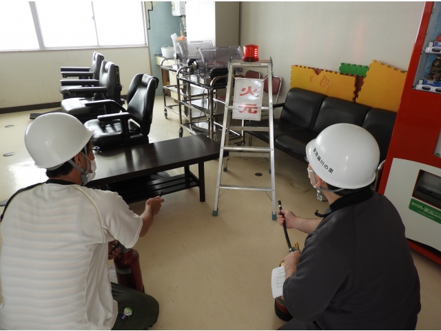 理髪室より火災発生、初期消火開始