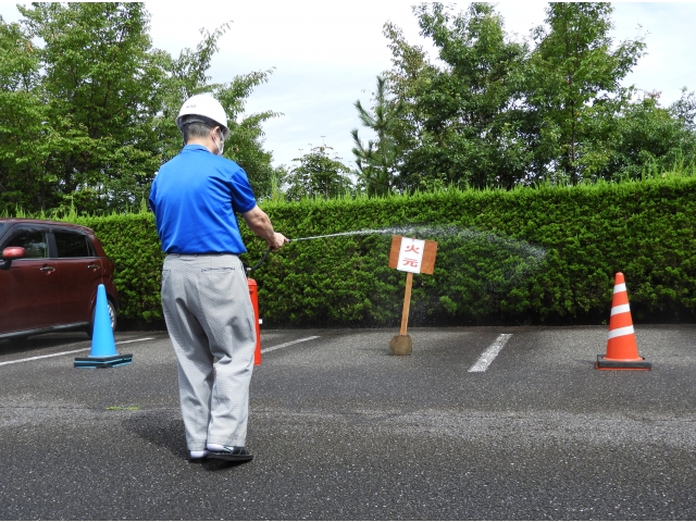 消火器での消火訓練開始