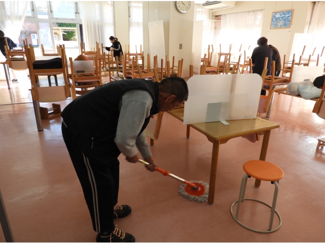 床のモップ掛け（2）