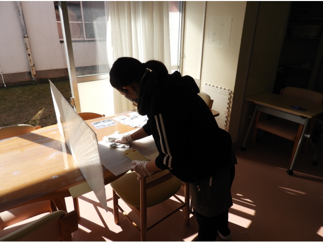 パーテーションもフキフキ