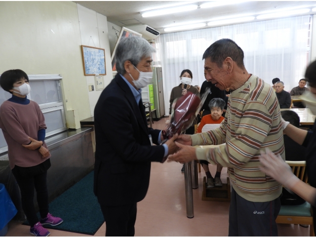 利用者さんから花束贈呈（1）
