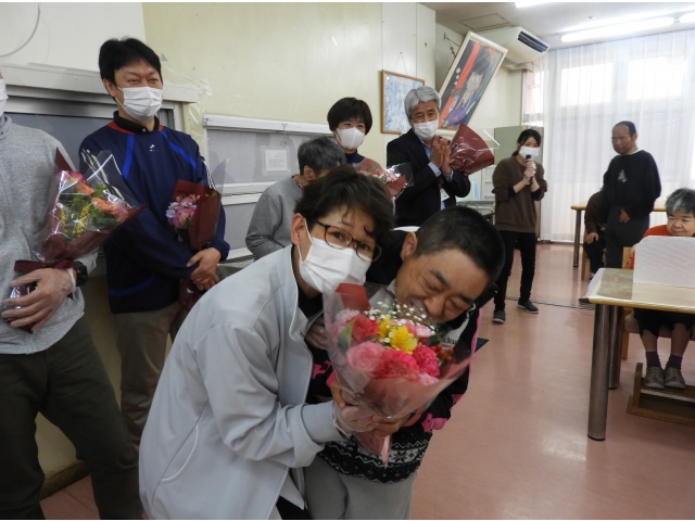 利用者さんから花束贈呈（2）