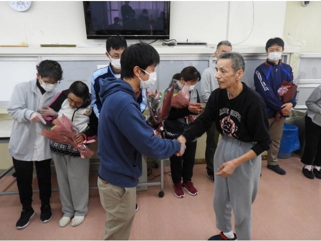 固い握手で感謝を伝えます。