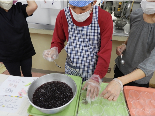 まずはゼリーを器に入れて（1）