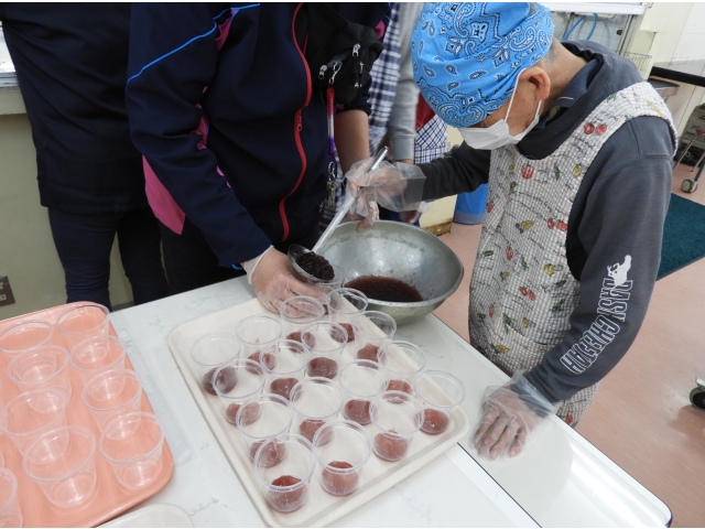 まずはゼリーを器に入れて（2）