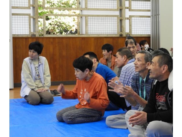 リズムにあわせてパチパチ